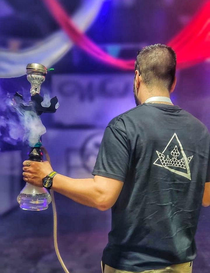 profesional de ooovap con una cachimba acabada de preparar